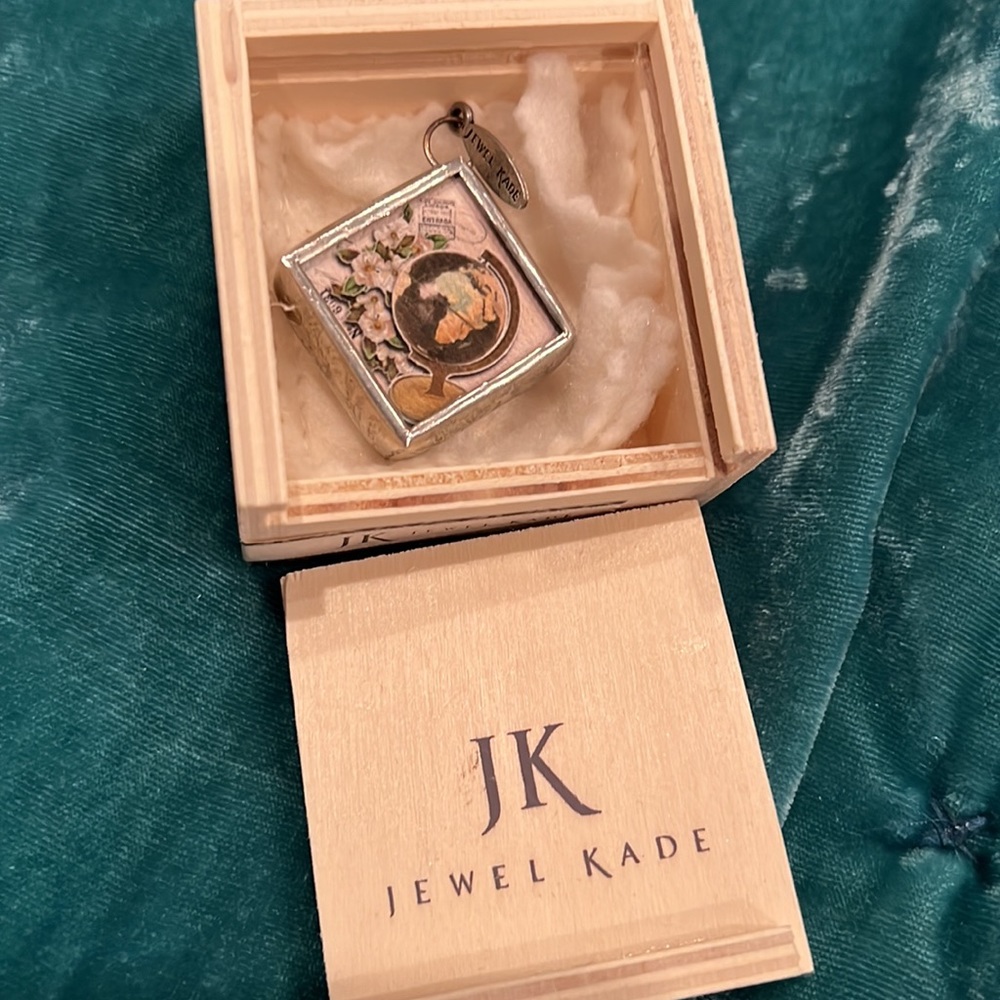 Jewel Kade pewter flyer de Lis II - Picture 5 of 5